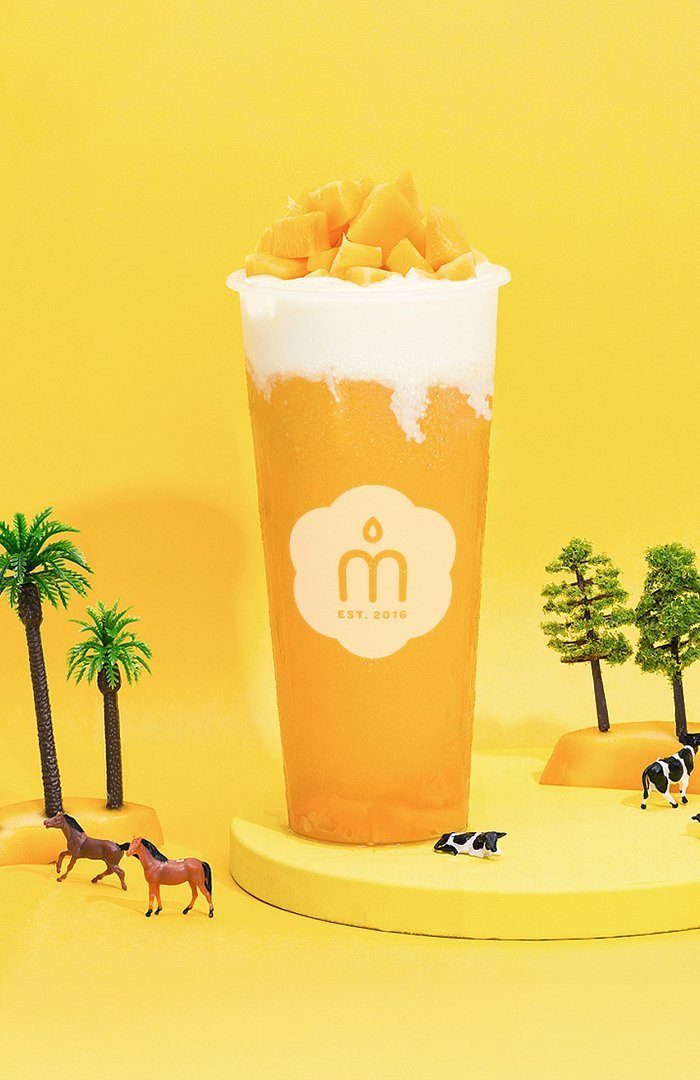 MisterTea bubble tea cup with palm trees and toy horses on a yellow set