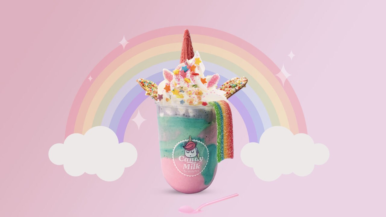L'iconico e unico Unicorn Milkshake al gusto fragola con panna, zuccherini, cornetto, orecchiette e coda arcobaleno