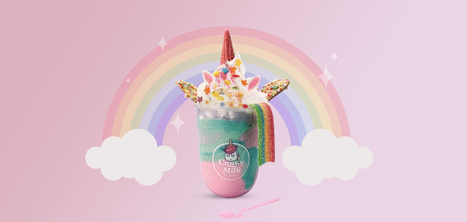 L'iconico e unico Unicorn Milkshake al gusto fragola con panna, zuccherini, cornetto, orecchiette e coda arcobaleno